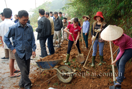 Nhờ nguồn vốn đầu tư của Chương trình 135, nhân dân xã Tân Hợp (Văn Yên) tích cực tham gia làm đường giao thông từ trung tâm xã về các thôn, bản.