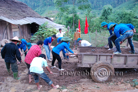 Thanh niên tình nguyện trên công trường làm đường tại xã Nà Hẩu, huyện Văn Yên.
