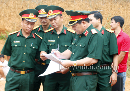 Trung tướng Dương Đức Hòa - Ủy viên Ban Chấp hành Trung ương Đảng, Tư lệnh Quân khu 2 kiểm tra tình hình công tác quân sự - quốc phòng tại Yên Bái.