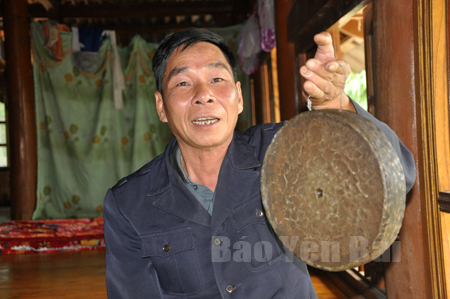 Ông Phương Xuân Lực giới thiệu chiếc chiêng dùng trong lễ cúng - di vật duy nhất của ngôi đình còn được lưu giữ.