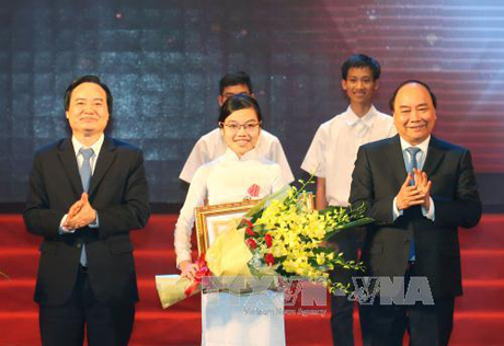 Thủ tướng Nguyễn Xuân Phúc trao tặng Huân chương Lao động hạng Ba cho học sinh đoạt giải Olympic quốc tế. Ảnh: TTXVN

