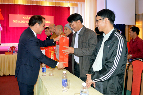 Đồng chí Tạ Văn Long - Ủy viên Ban Thường vụ Tỉnh ủy, Phó Chủ tịch Thường trực UBND tỉnh tặng quà cho các vị chức sắc, chức việc tôn giáo.