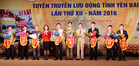 Phó Chủ tịch UBND tỉnh Dương Văn Tiến tặng hoa và cờ lưu niệm cho các đội tham gia Hội thi.