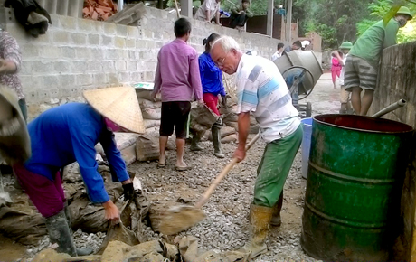 Nhân dân thôn Sơn Trung tham gia bê tông hóa đường liên thôn.