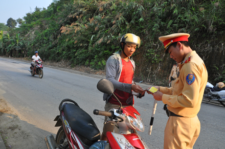 Cảnh sát giao thông huyện Lục Yên kiểm tra giấy tờ của người điều khiển phương tiện giao thông.