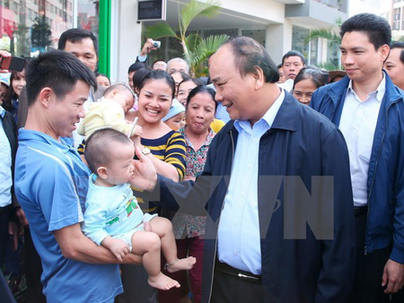 Thủ tướng Nguyễn Xuân Phúc thăm hỏi nhân dân tại Khu đô thị Đặng Xá, huyện Gia Lâm (Hà Nội).