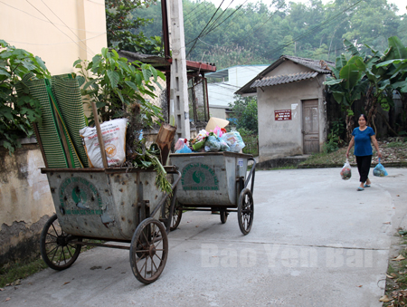 Thu gom rác tại khu dân cư Yên Hòa.