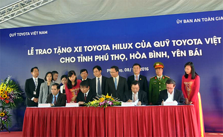 Lễ ký biên bản trao xe giữa Quỹ Toyota Việt Nam và đại diện 3 tỉnh Yên Bái, Phú Thọ, Hòa Bình.
