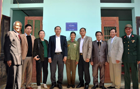 Hội cựu TNXP các cấp, Ủy ban MTTQ tỉnh bàn giao “Nhà tình thương” cho hội viên Bùi Thị Trường.