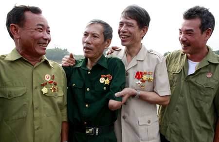Các cựu chiến binh phường Hồng Hà, thành phố Yên Bái ôn lại truyền thống.