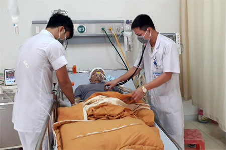 Bác sỹ Bệnh viện Đa khoa Yên Bái tiếp tục điều trị, chăm sóc bệnh nhân Bàn Kim Thọ sau phẫu thuật.