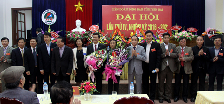 Phó Chủ tịch Thường trực UBND tỉnh tặng hoa chúc mừng Ban Chấp hành Liên đoàn Bóng bàn tỉnh Yên Bái khóa IV.