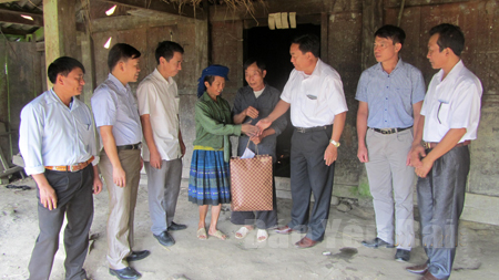 Các đồng chí lãnh đạo huyện Trạm Tấu thăm, tặng quà và vận động đồng bào dân tộc Mông ăn chung một tết Nguyên đán.