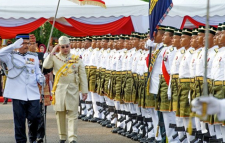Vua Muhammad V duyệt đội danh dự.
