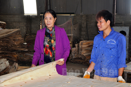 Giám đốc Bùi Thị Phương kiểm tra chất lượng sản phẩm trước khi xuất hàng.