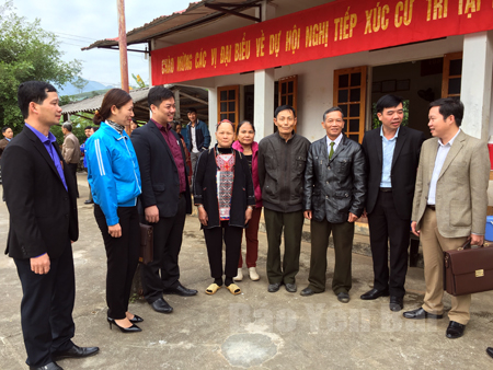 Đồng chí Nguyễn Minh Toàn - Bí thư Huyện ủy, Chủ tịch HĐND huyện Yên Bình (thứ ba từ trái sang) cùng các đại biểu HĐND tỉnh trao đổi ý kiến với cử tri xã Bảo Ái.