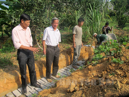 Các đại biểu HĐND xã Đại Minh, huyện Yên Bình giám sát việc triển khai chương trình xây dựng nông thôn mới tại địa phương.
