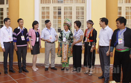 Đồng chí Nông Văn Lịnh - Ủy viên Ban Thường vụ Tỉnh ủy, Chủ tịch Ủy ban Mặt trận Tổ quốc Việt Nam tỉnh Yên Bái (thứ 4 trái sang) trao đổi với các đại biểu dự Hội nghị biểu dương người uy tín tiêu biểu trong vận động nhân dân các dân tộc thực hiện “không tảo hôn, không hôn nhân cận huyết thống, không sinh con thứ ba” tỉnh Yên Bái năm 2014 - 2016.