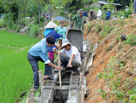 Nhân dân xã Sơn Lương, huyện Văn Chấn kiên cố hóa kênh mương nội đồng.