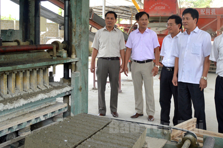 Lãnh đạo thành phố kiểm tra tình hình sản xuất tại cơ sở sản xuất gạch không nung thuộc Khu Công nghiệp Đầm Hồng.