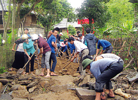 Cán bộ, công nhân viên chức lao động thị xã Nghĩa Lộ hưởng ứng Phong trào “Chung sức xây dựng nông thôn mới”.
