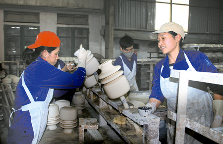 Với chiến lược kinh doanh phù hợp, Công ty cổ phần Sứ kỹ thuật Hoàng Liên Sơn có một năm sản xuất kinh doanh thắng lợi.