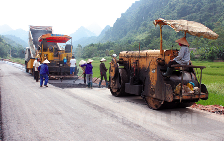 Công nhân Công ty cổ phần Giao thông Yên Bái thi công tuyến đường Khánh Hòa - Minh Xuân.