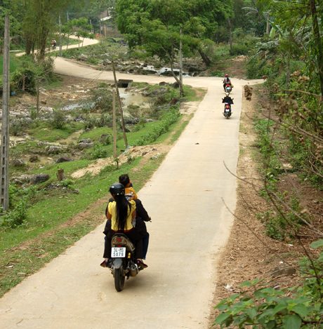 Hệ thống giao thông nông thôn ngày càng hoàn thiện. Ảnh MQ