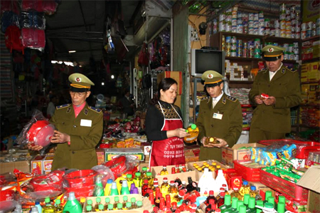 Lực lượng quản lý thị trường kiểm tra các cơ sở kinh doanh tại thành phố Yên Bái.