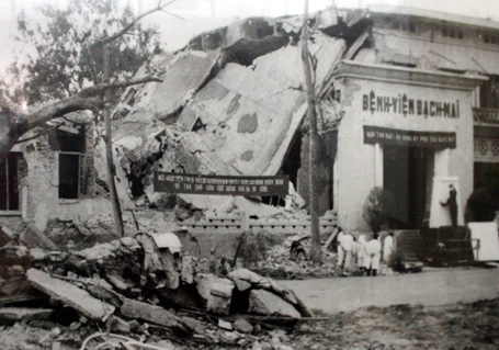 Bệnh viện Bạch Mai bị bom B52 phá hủy.