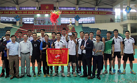 Ban Tổ chức trao cúp vô địch cho đội chuyền huyện Văn Yên.