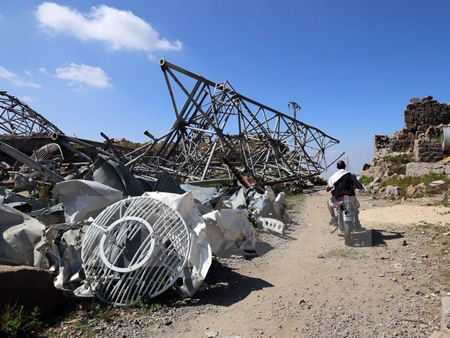 Cột tháp phát sóng bị hư hại sau các đợt không kích do liên quân Arab tiến hành tại thành phố Taez, Yemen.