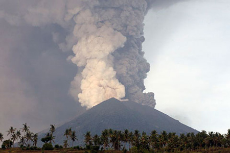 Các cơ quan chức năng Indonesia đã nâng mức cảnh báo thảm họa thiên tai tại Bali lên mức cao nhất do những hoạt động của núi lửa Agung.