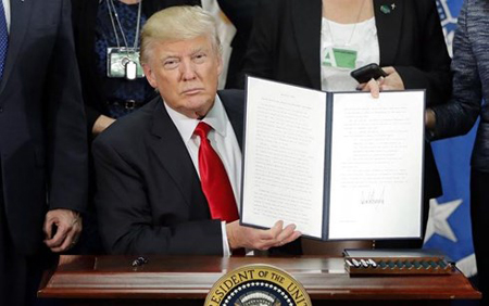 Tổng thống Donald Trump ký 2 sắc lệnh tăng cường an ninh biên giới và trấn áp người nhập cư ngày 25/1/2017.