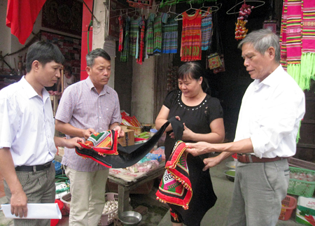 Cán bộ phường Trung Tâm và Tổ dân phố 20 tìm hiểu, động viên người dân phát triển kinh doanh trên Tuyến phố Văn hóa thương mại.