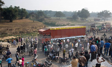 Người dân di chuyển tại khu vực Birgunj, biên giới Nepal-Ấn Độ.
