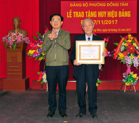 Đồng chí Đoàn Đức Thuận - Phó Bí thư Thành ủy Yên Bái trao Huy hiệu 70 năm tuổi Đảng cho đảng viên Hồ Minh Ngoạn sinh hoạt tại chi bộ Lê Văn Tám.