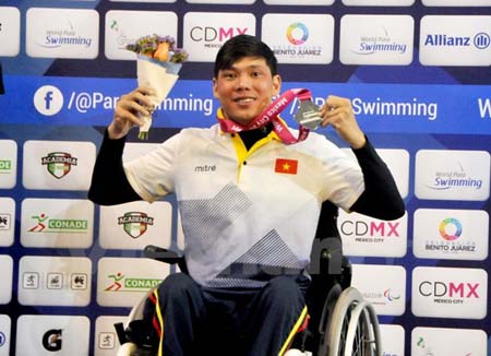 Võ Thanh Tùng nhận huy chương bạc cự ly 50m tự do S5.