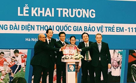 Các thành viên Ủy ban Quốc gia về trẻ em và đại diện UNICEF tại Việt Nam cùng bấm chuông khai trương tổng đài 111.