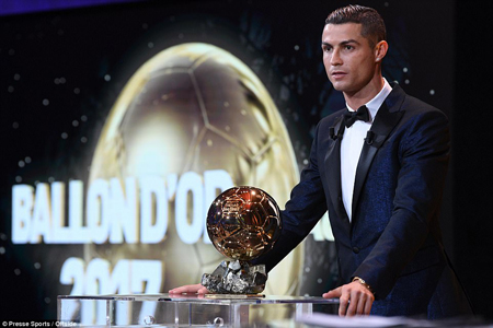 Ronaldo giành Quả bóng Vàng thứ 5 trong sự nghiệp để san bằng kỷ lục của Messi.