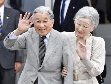 Nhật hoàng Akihito (trái) và Hoàng hậu Michiko tại đảo Yoron, tây nam Nhật Bản ngày 17/11.