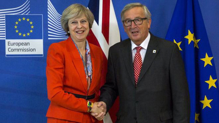 Thủ tướng Anh Theresa May (trái) và Chủ tịch Ủy ban châu Âu Jean-Claude Juncker.