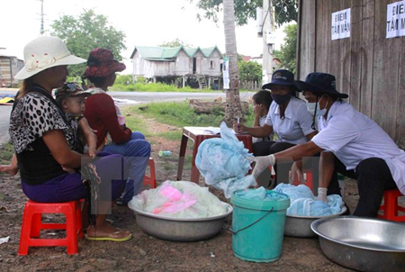 Màn ngủ của các hộ dân Đắk Lắk được tẩm hóa chất để phòng chống bệnh sốt rét.