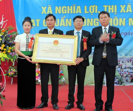 Phó chủ tịch UBND tỉnh Nguyễn Văn Khánh trao Bằng công nhận đạt chuẩn nông thôn mới cho xã Nghĩa Lợi.