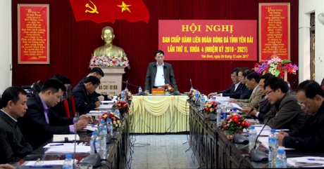 Đồng chí Nguyễn Văn Khánh - Phó Chủ tịch UBND tỉnh, Chủ tịch Liên đoàn Bóng đá tỉnh Yên Bái phát biểu tại Hội nghị.