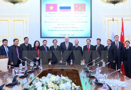 Chủ nhiệm Ủy ban Kiểm tra Trung ương Trần Quốc Vượng và đoàn đại biểu Đảng Cộng sản Việt Nam chụp ảnh chung với quyền Thống đốc Saint Petersburg Alexander Govorunov.