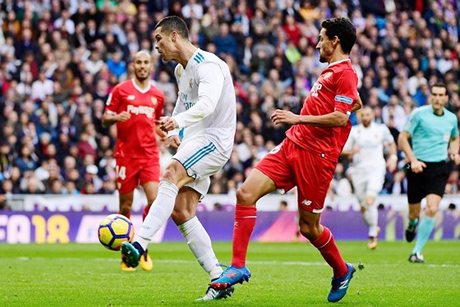 Ronaldo (trắng) có màn trình diễn chói sáng trước Sevilla.