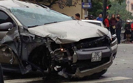 Chiếc xe gây tai nạn bị hư hỏng nặng phần đầu, 1 bánh văng ra khỏi xe.