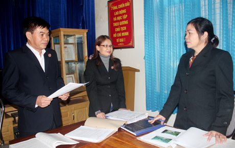 Lãnh đạo TAND huyện Trấn Yên trao đổi nghiệp vụ trước khi đưa ra xét xử các vụ án lưu động.