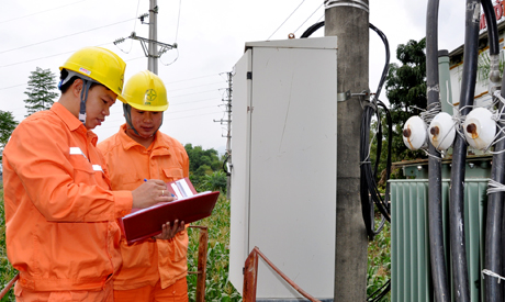 Anh Nguyễn Đức Tiến (bên trái) cùng đồng nghiệp kiểm tra lưới điện.